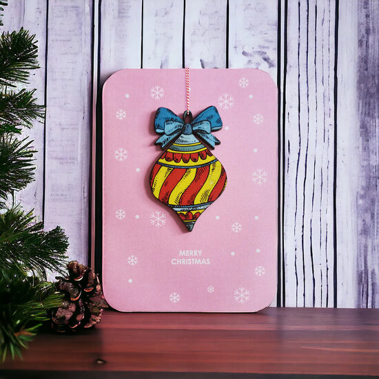 WHC088  kerstkaart met houten hanger - merry christmas - kerstbal