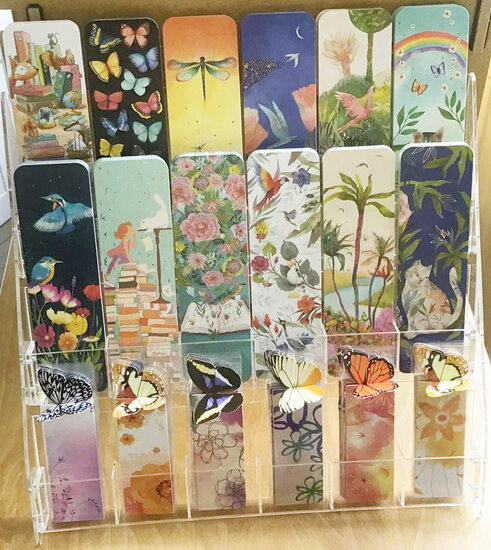 plexiglas display voor 18 boekenleggers | Mano cards groothandel