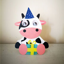 WHK022 wiebelhoofd wenskaart - koe met cadeautje