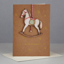 WHC067 kerstkaart met houten hanger - merry christmas - hobbelpaard