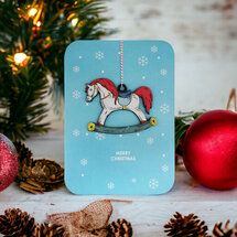 WHC089  kerstkaart met houten hanger - merry christmas - hobbelpaard