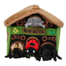 PC003039 insectenhotel met 4 vingerpoppen - hide away hand- en vingerpoppen